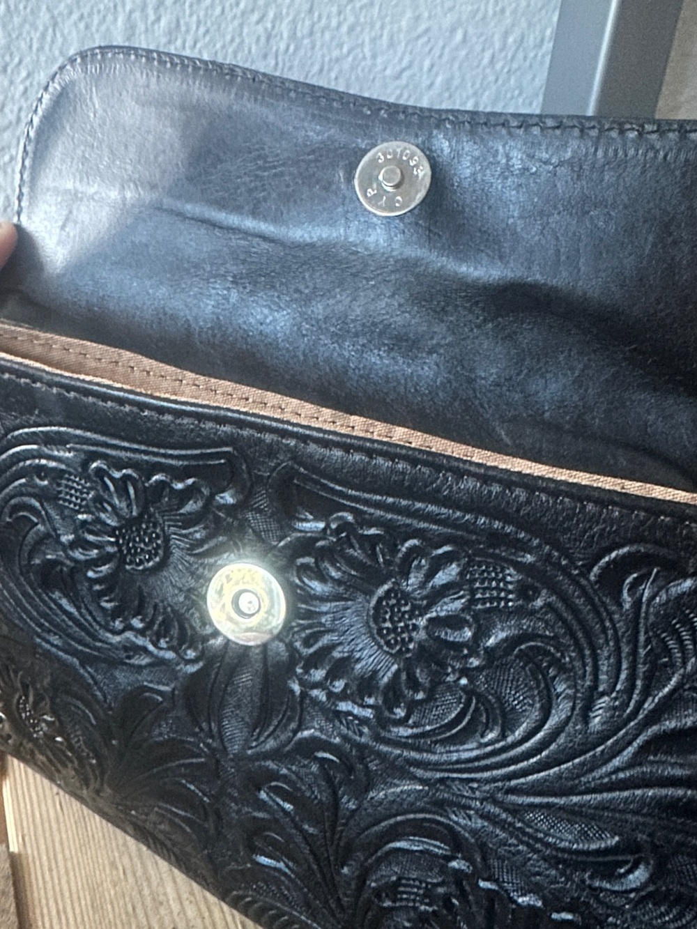 Embossed Floral Leather Crossbody Bag in Black - Picture 4 of 7